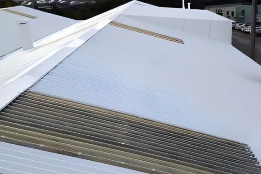 Aircraft wing with extended slats and flaps